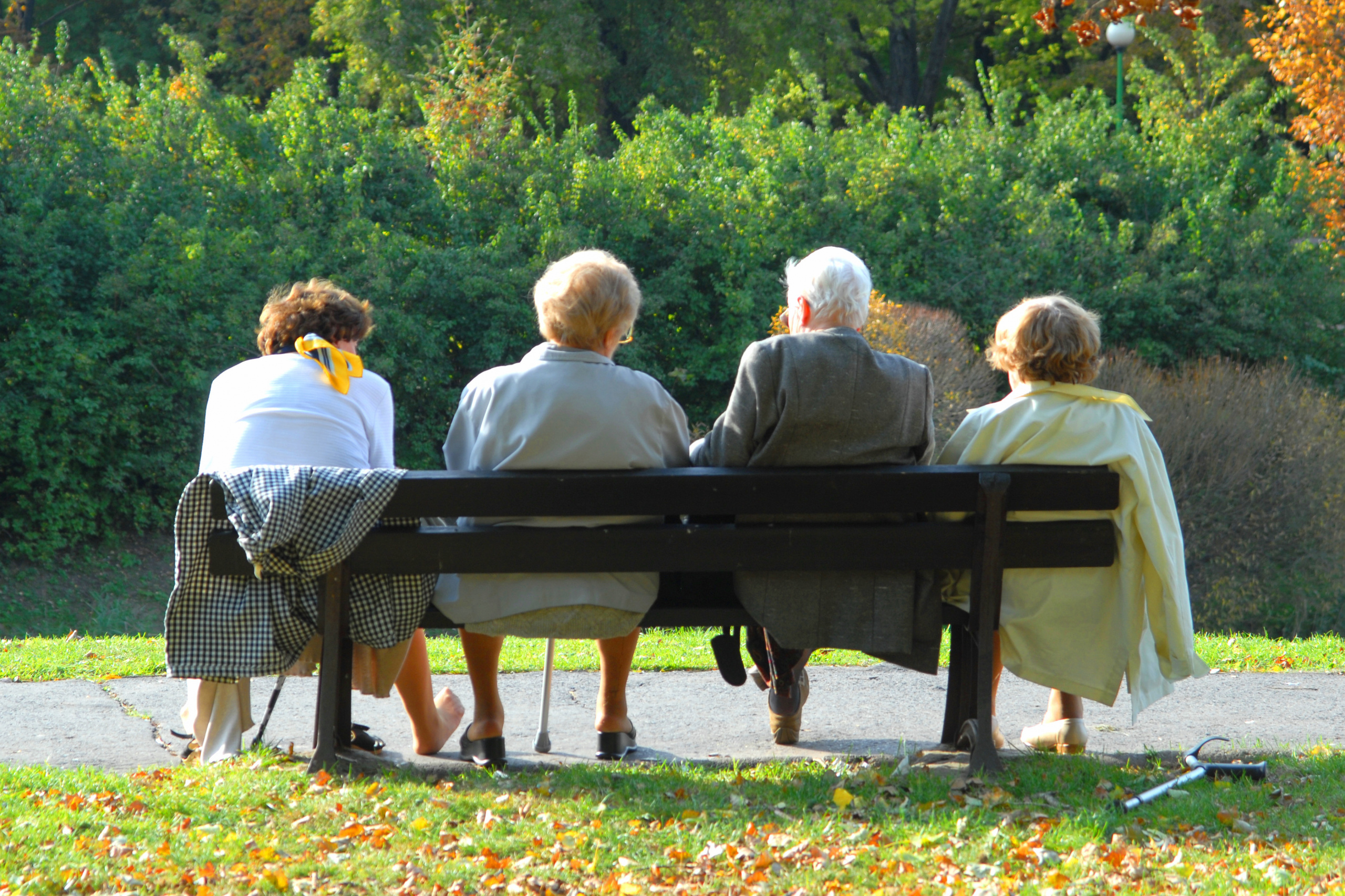 Illustrasjonsfoto. Fire eldre personer på en benk.